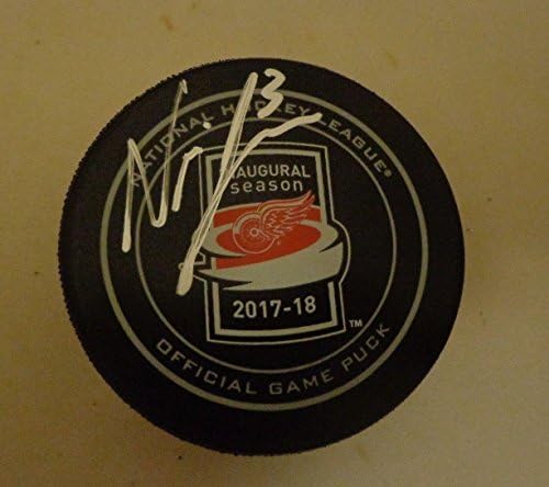 Nick Jensen imzaladı Detroit Red Wings 2017-2018 LCA Açılış Maçı Diski-İmzalı NHL Diskleri
